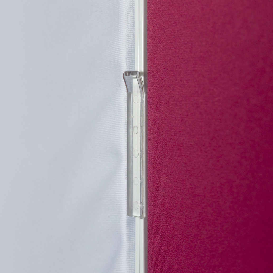 Connection of two exhibition walls using a connector clip