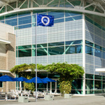 Teardrop flag in landscape format in front of the yacht club