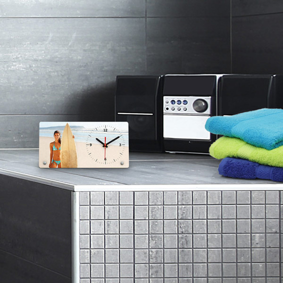 Table clock with vacation motif as a bathroom accessory