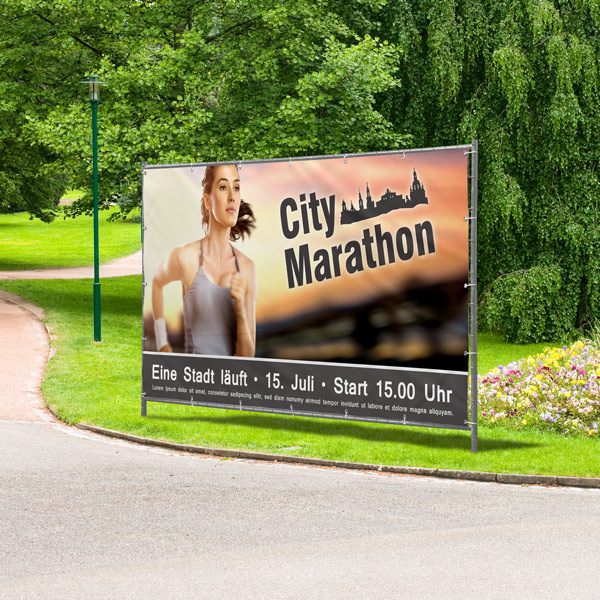 Advertising tarpaulins on construction fences - information placed quickly and close to the customer