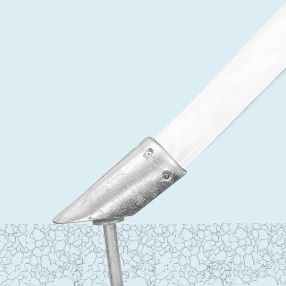 Feet (on the roof): secure anchoring on soft ground through extra strong ground stakes