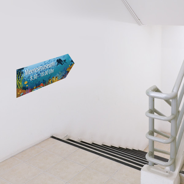 Arrow-shaped stickers as directional signs for the special exhibition