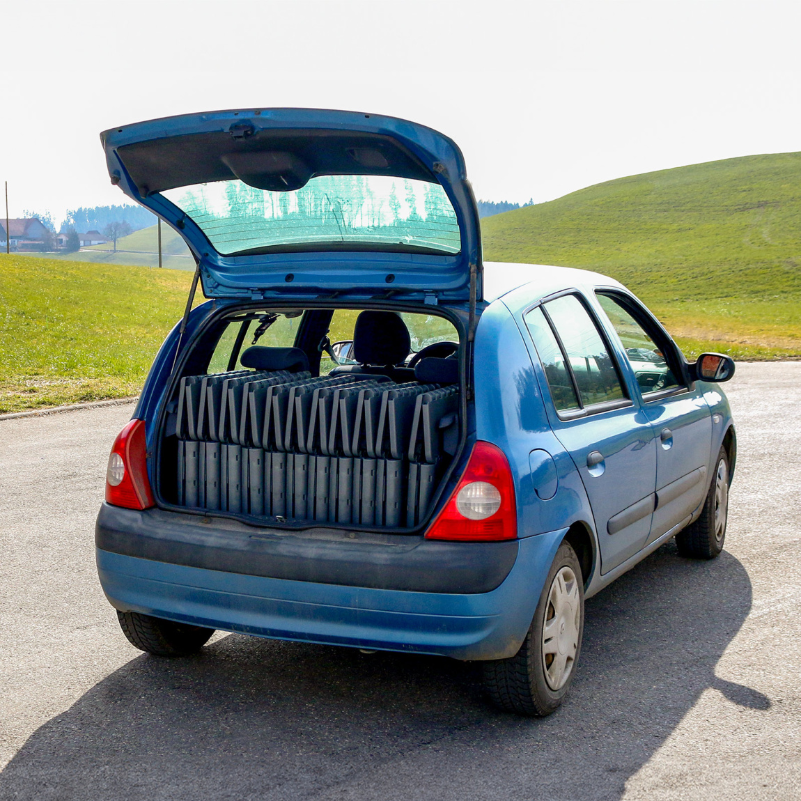 Small and flat foldable, ideal for transportation in a car.