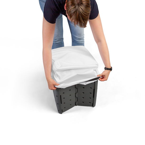 Simply pull the cover with foam cushion over the Flatcube.