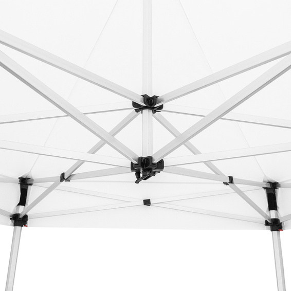 A perfectly taut pavilion roof thanks to the adjustable roof peak