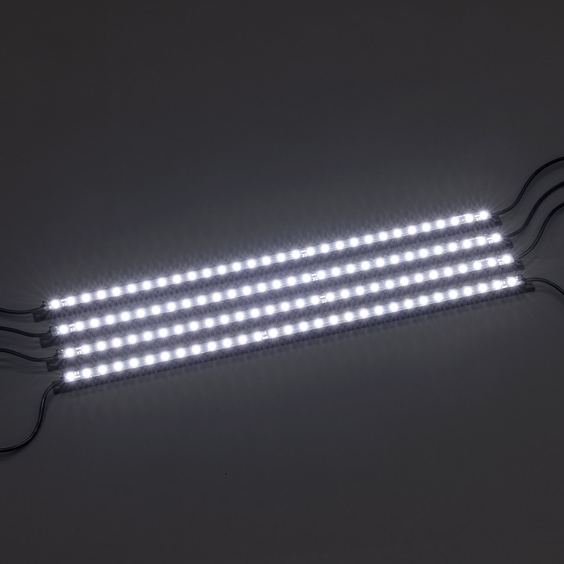 4 leistungsstarke flexibel positionierbare LED-Leisten (Lichtfarbe: kaltweiß)