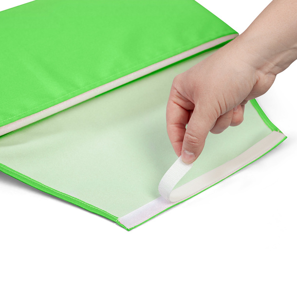 Self-assembly of the neck pillow with Velcro tape on the deck chair