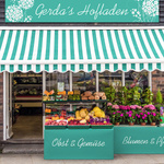 Stacking pallets - creatively covering with covers - skillfully presenting goods