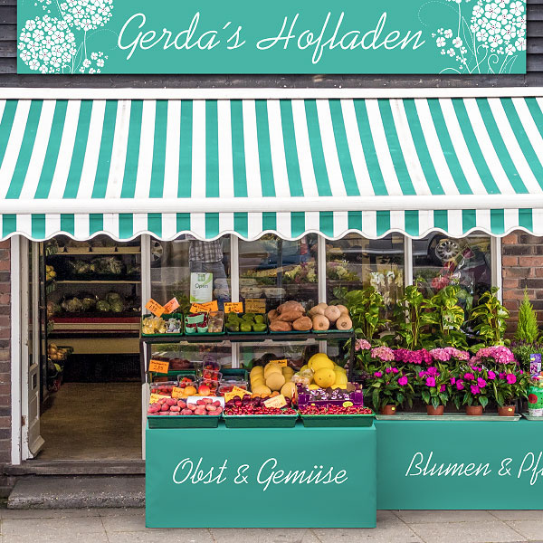 Stacking pallets - creatively covering with covers - skillfully presenting goods