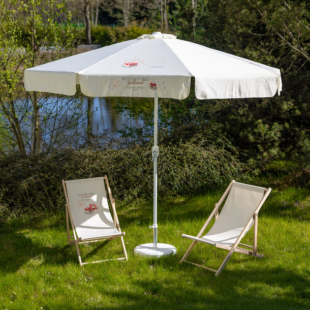 Perfect combination in beige: 250 cm diameter parasol and deck chair with partial DTF print or solid color