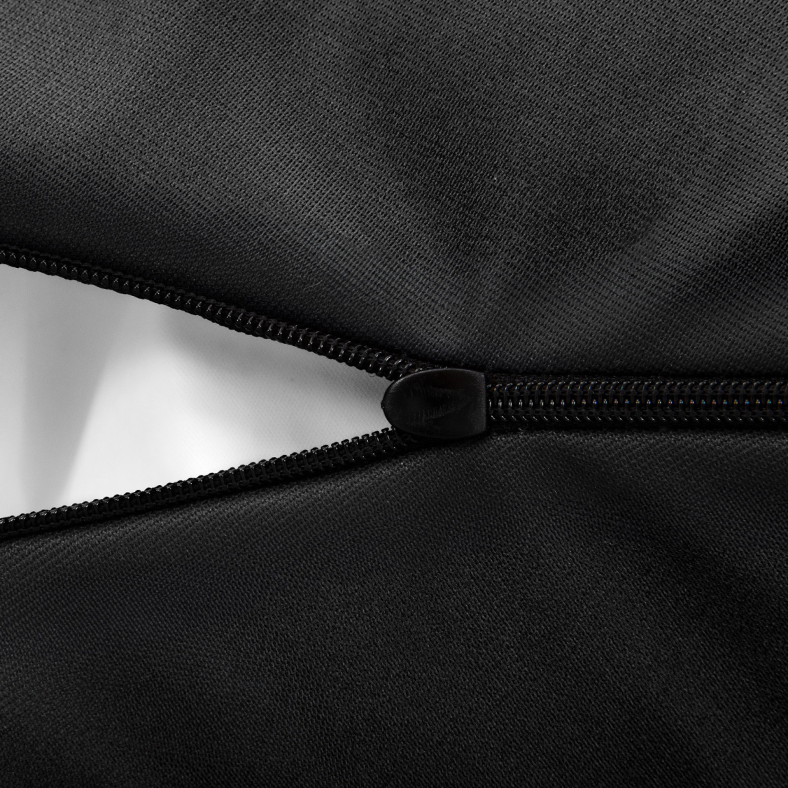 Round bean bag, with zipper for easy removal of the separate inner liner.