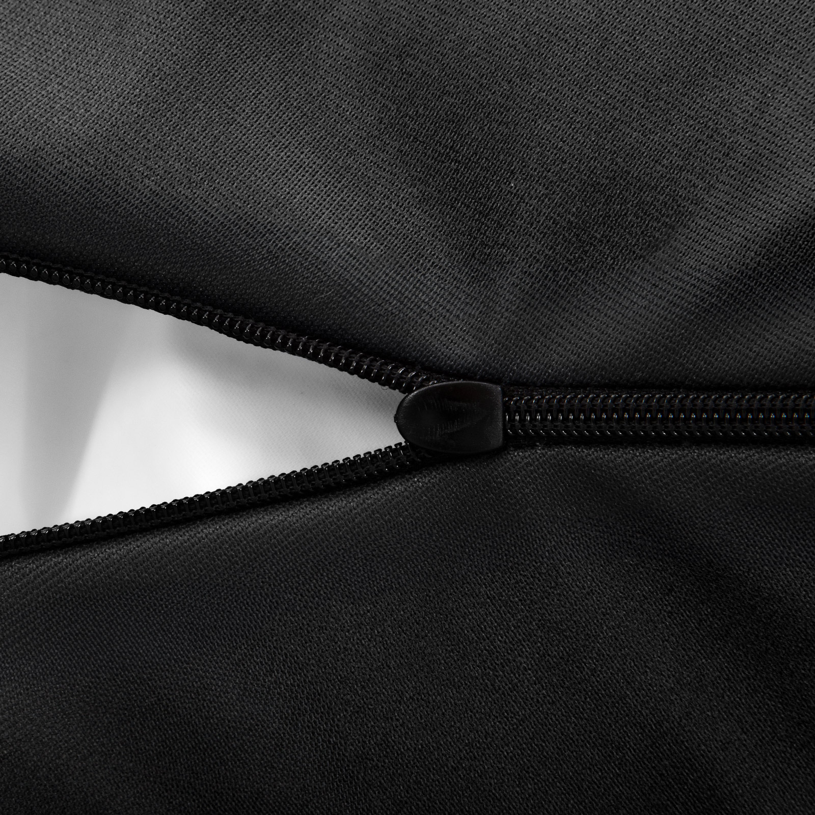Round bean bag, with zipper for easy removal of the separate inner liner.