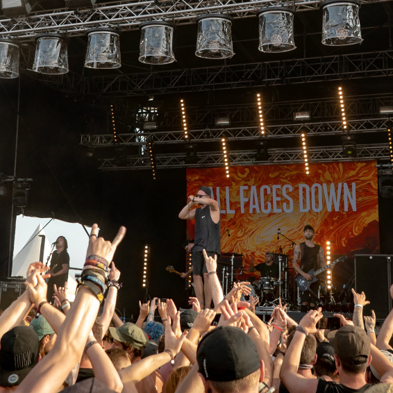 Stoffbanner als Bühnendeko für die Band "All Faces Down"