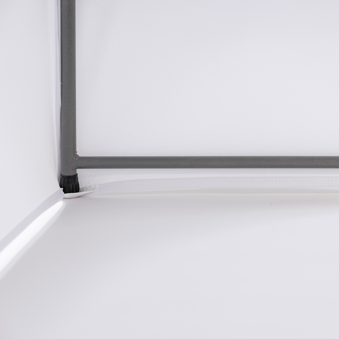 Covers in the corners with sewn-in fabric shoes for attachment to the table legs
