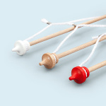 Aufhängung mit Holzquerstab und Abschlussknöpfen: 3 Farben wählbar