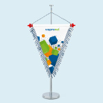 Tischwimpel 20 x 27 cm mit Holzquerstab und Abschlussknöpfen in rot