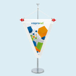 Tischwimpel 20 x 27 cm mit Holzquerstab und Abschlussknöpfen in rot