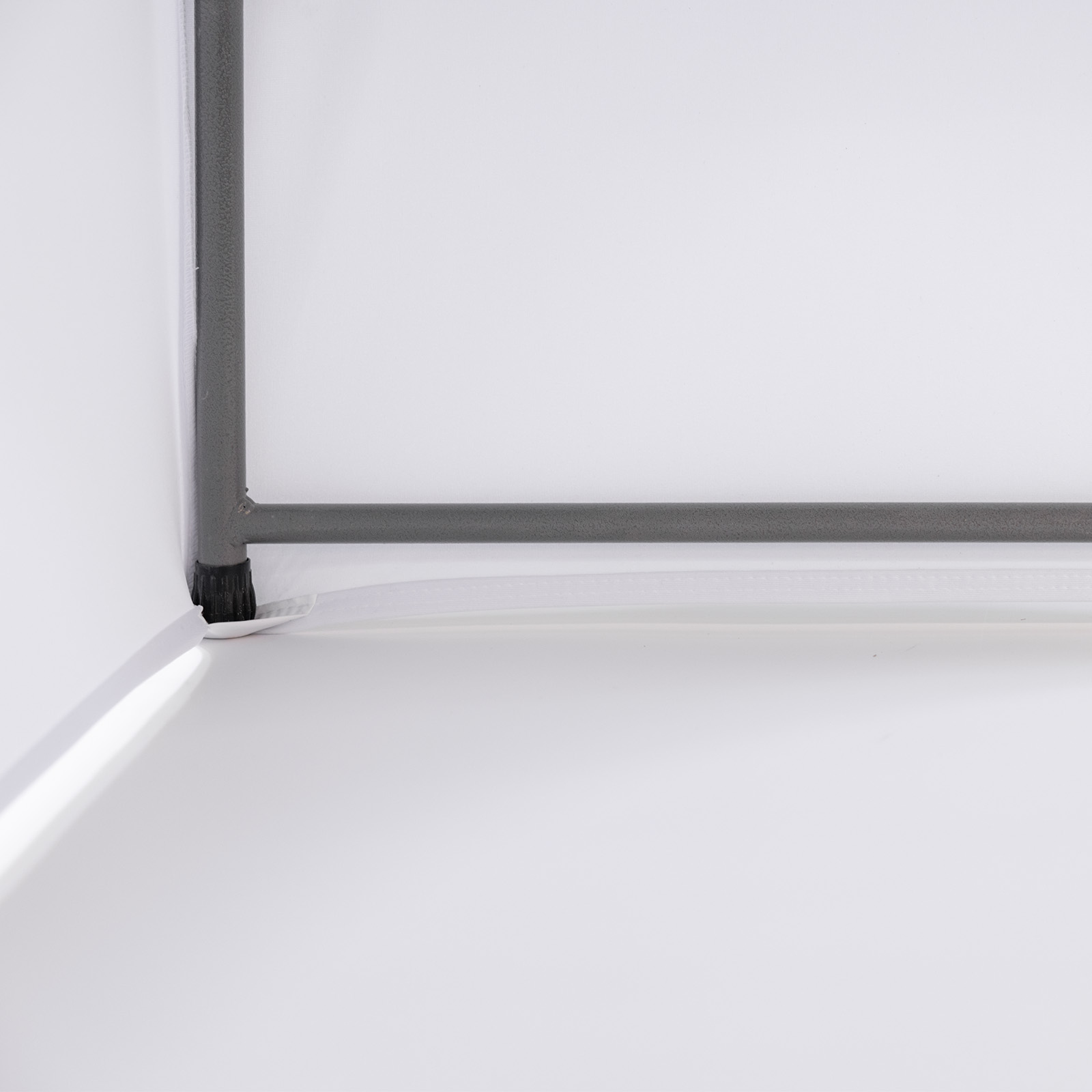 Covers in the corners with sewn-in fabric shoes for attachment to the table legs