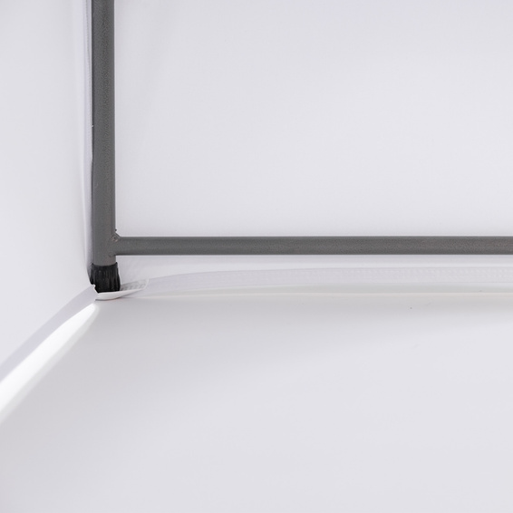 Covers in the corners with sewn-in fabric shoes for attachment to the table legs