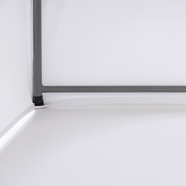 Covers in the corners with sewn-in fabric shoes for attachment to the table legs
