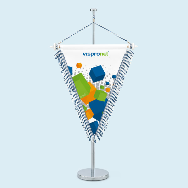 Tischwimpel 20 x 27 cm mit Holzquerstab und Abschlussknöpfen in weiß