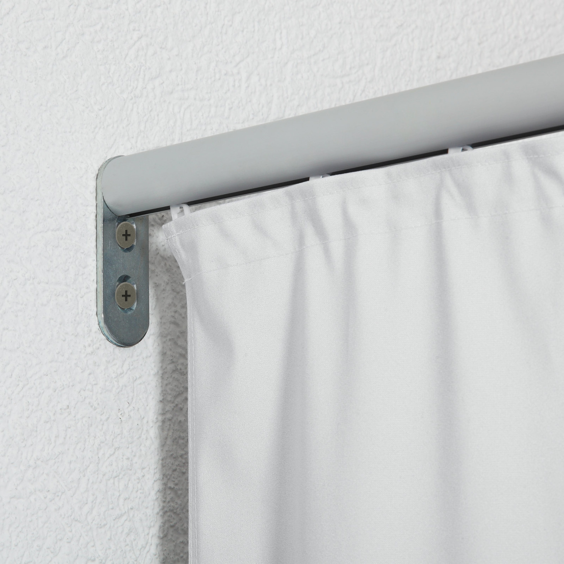 Curtain, wall mounting with profile holder