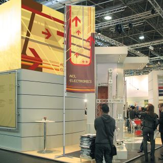 Halyard flag on the T-Pole® 200 at the trade fair stand