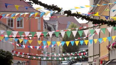 Pennant chains for event advertising