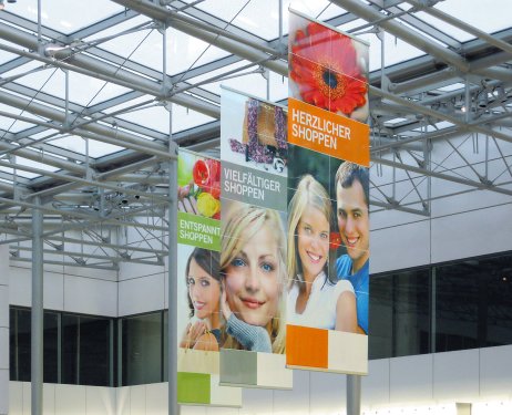 Fabric banner XL in shopping center